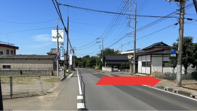 伊奈郵便局を通り過ぎ右手にJAの看板が見えたら右折してください