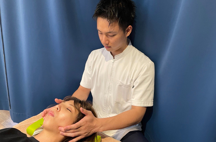 美顔整骨施術風景