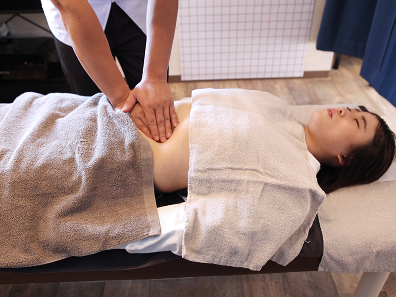 腸もみの施術風景